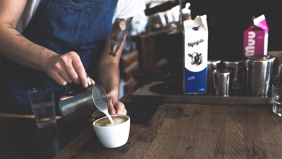 Trabajando en un bar cafetería