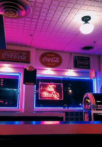 Iluminación para decorar un bar con estilo americano