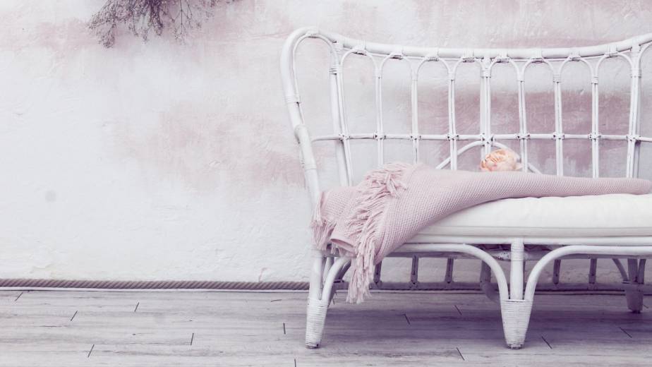 Mobiliario de colores claros para decorar la habitación de un hotel con estilo de romanticismo