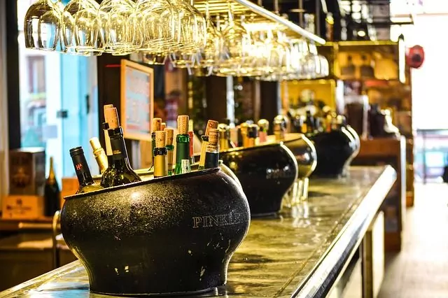 barra de bar con cubos