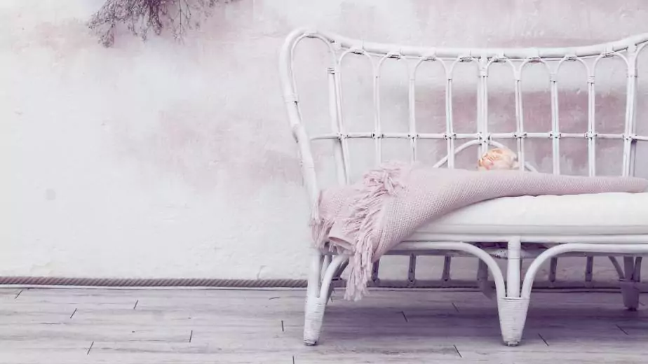 Mobiliario de colores claros para decorar la habitación de un hotel con estilo de romanticismo