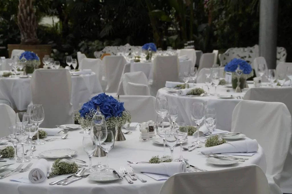 Flores de colores para decorar la mesa de una boda