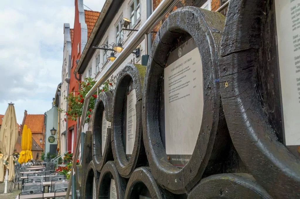 La decoración de madera y con barriles es indispensable si abres una cervecería