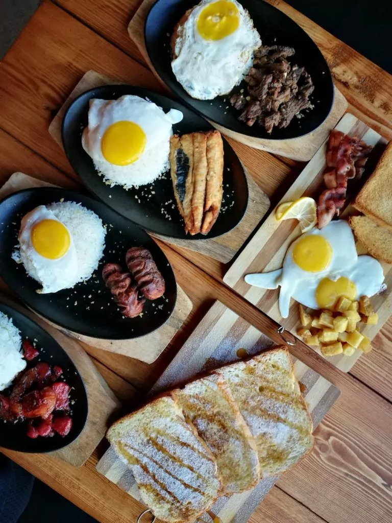 Brunch con sandwich Idea de brunch con sandwich y huevos.