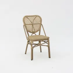 Silla Dalton de ratán con diseño ligero para hostelería
