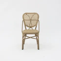 Silla Dalton de ratán con diseño ligero para hostelería
