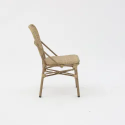 Silla Dalton de ratán con diseño ligero para hostelería