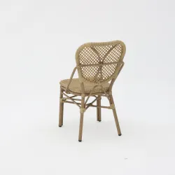 Silla Dalton de ratán con diseño ligero para hostelería