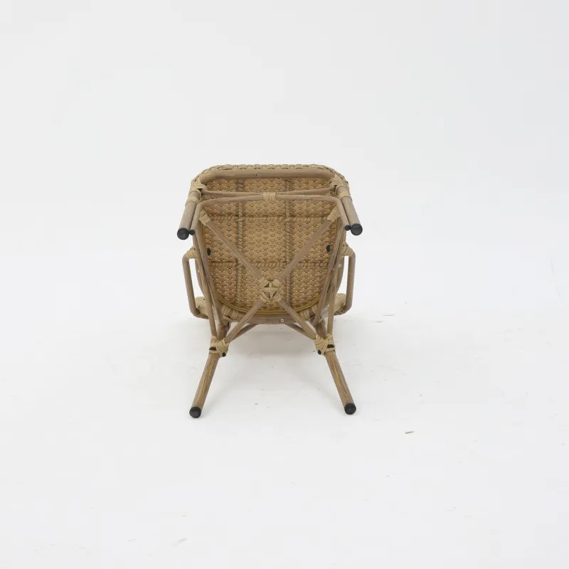 Silla Dalton de ratán con diseño ligero para hostelería
