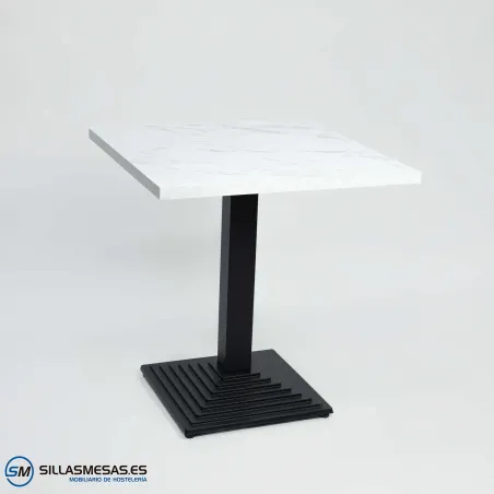 Mesa Pirámide interior: diseño estable y moderno