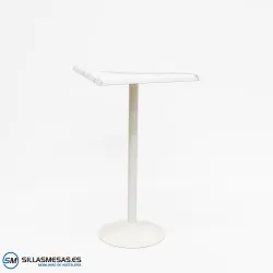 Mesa alta F pie blanco exterior: altura y ligereza visual