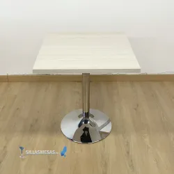 Mesa interior F Cuadrada pie cromado: estilo y resistencia