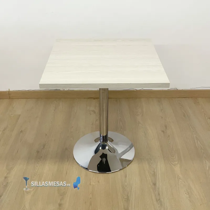 Mesa interior F Cuadrada pie cromado: estilo y resistencia