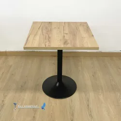 Mesa interior F Cuadrada pie negro: diseño moderno