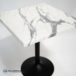 Mesa cuadrada exterior F y pie negro: diseño elegante
