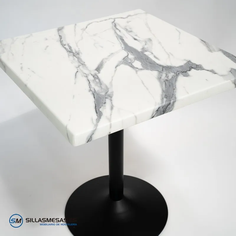 Mesa cuadrada exterior F y pie negro: diseño elegante
