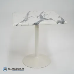 Mesa cuadrada exterior F y pie blanco: diseño minimalista