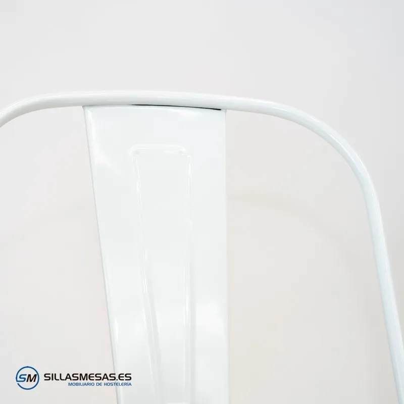 Silla Tolix blanca con asiento de madera natural