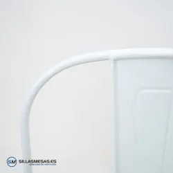 Silla Tolix blanca con asiento de madera natural