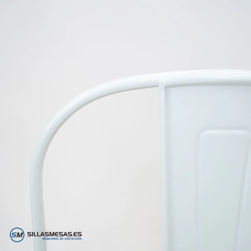 Silla Tolix blanca con asiento de madera natural