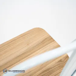 Silla Tolix blanca con asiento de madera natural