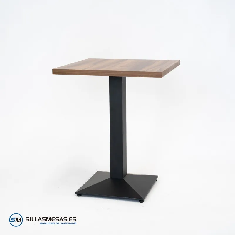 Mesa Daniela interior: metal elegante y resistente