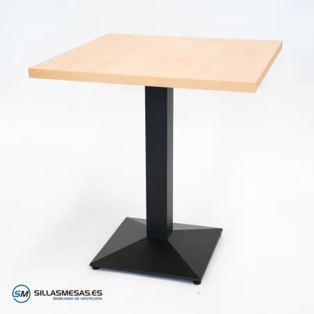 Mesa Daniela interior: metal elegante y resistente