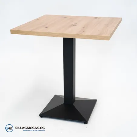Mesa Daniela interior: metal elegante y resistente