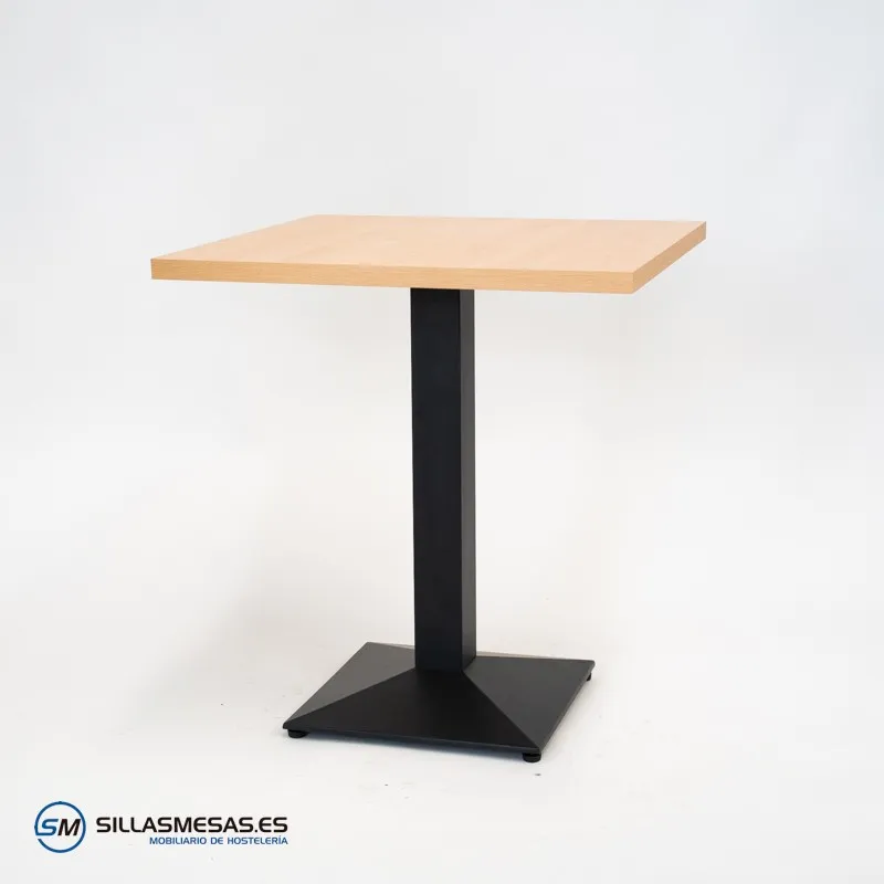 Mesa Daniela interior: metal elegante y resistente