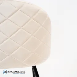 Silla VELVET, tapizada en terciopelo y estructura metálica.