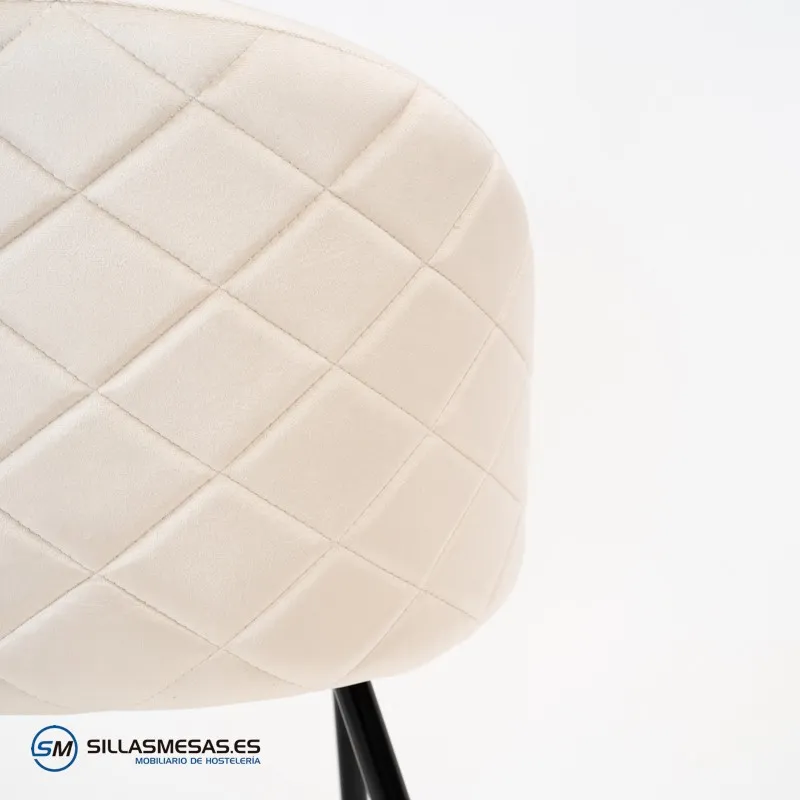 Silla VELVET, tapizada en terciopelo y estructura metálica.
