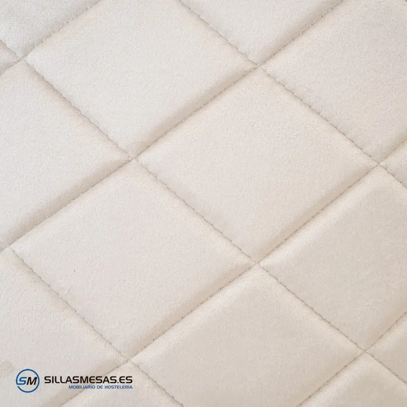 Silla VELVET, tapizada en terciopelo y estructura metálica.