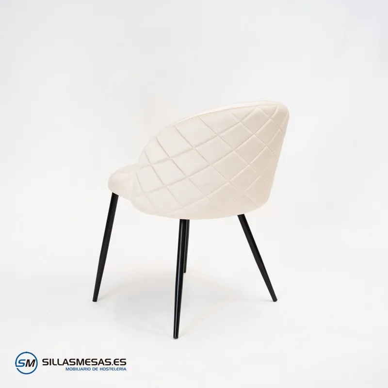 Silla VELVET, tapizada en terciopelo y estructura metálica.