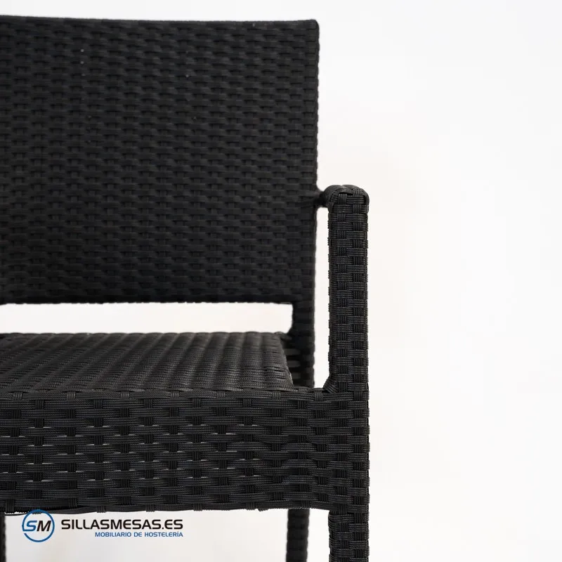 Sillón Marbella de rattan negro: diseño moderno