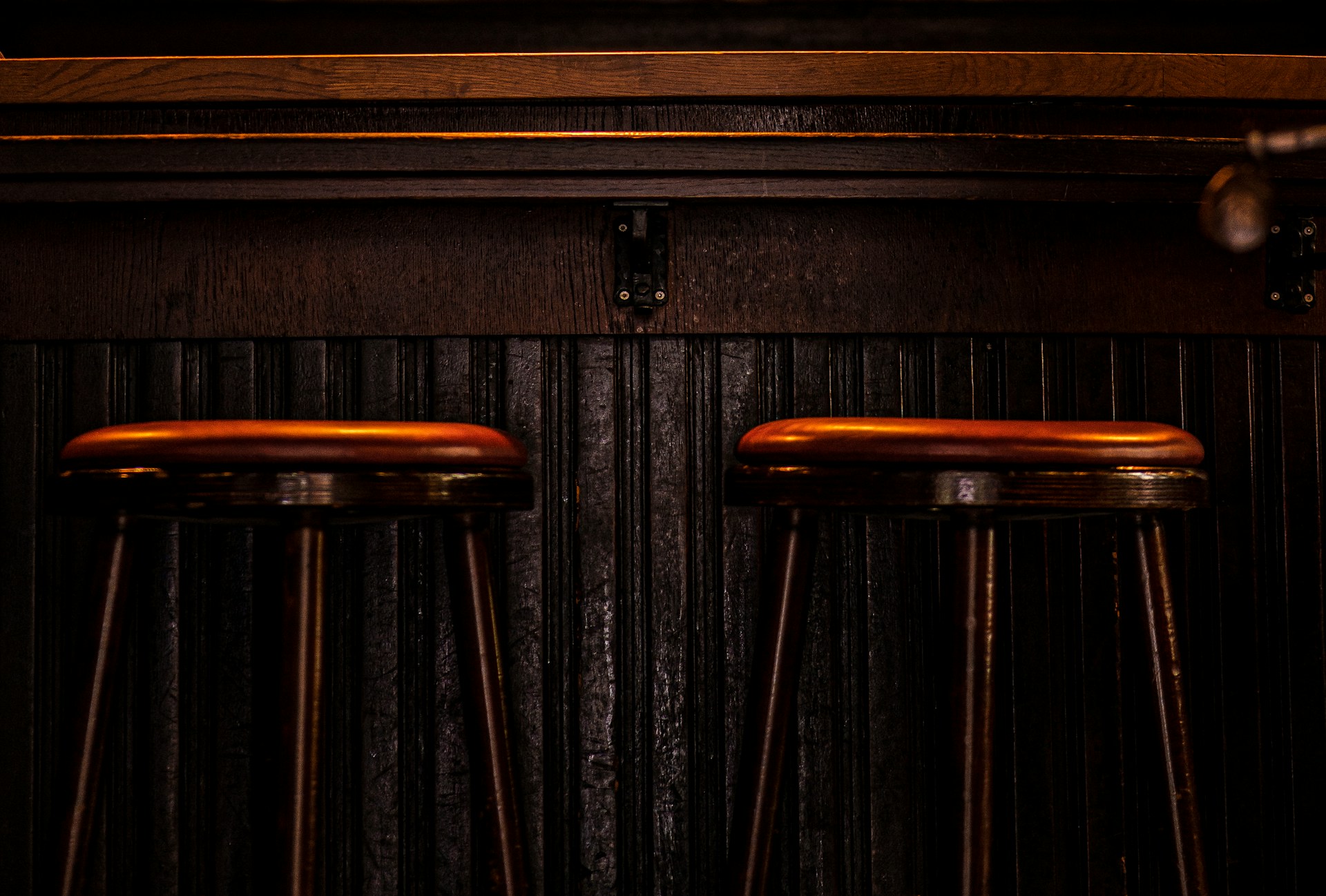 taburete de madera de bar