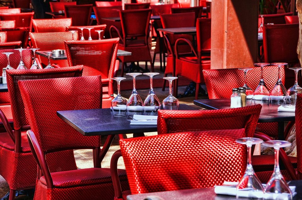 Restaurante decorado en rojo
