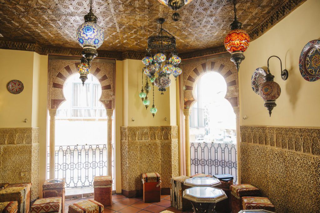 Decoración y mobiliario para un restaurante árabe