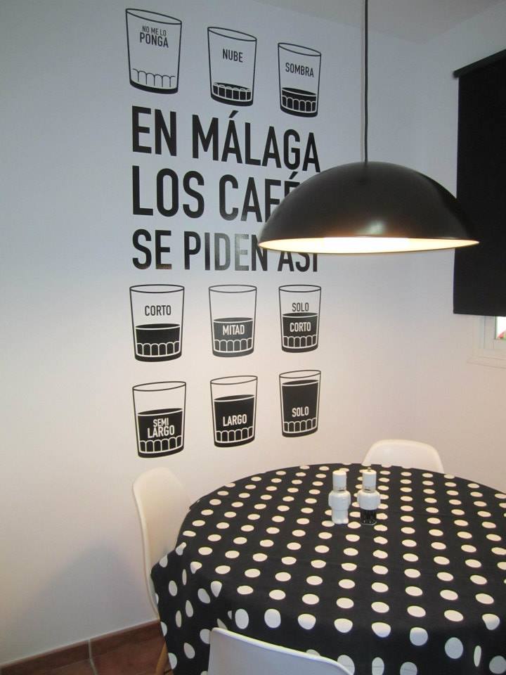 Vinilo decorativo de una cafetería simulando la forma que se piden los cafés en Málaga