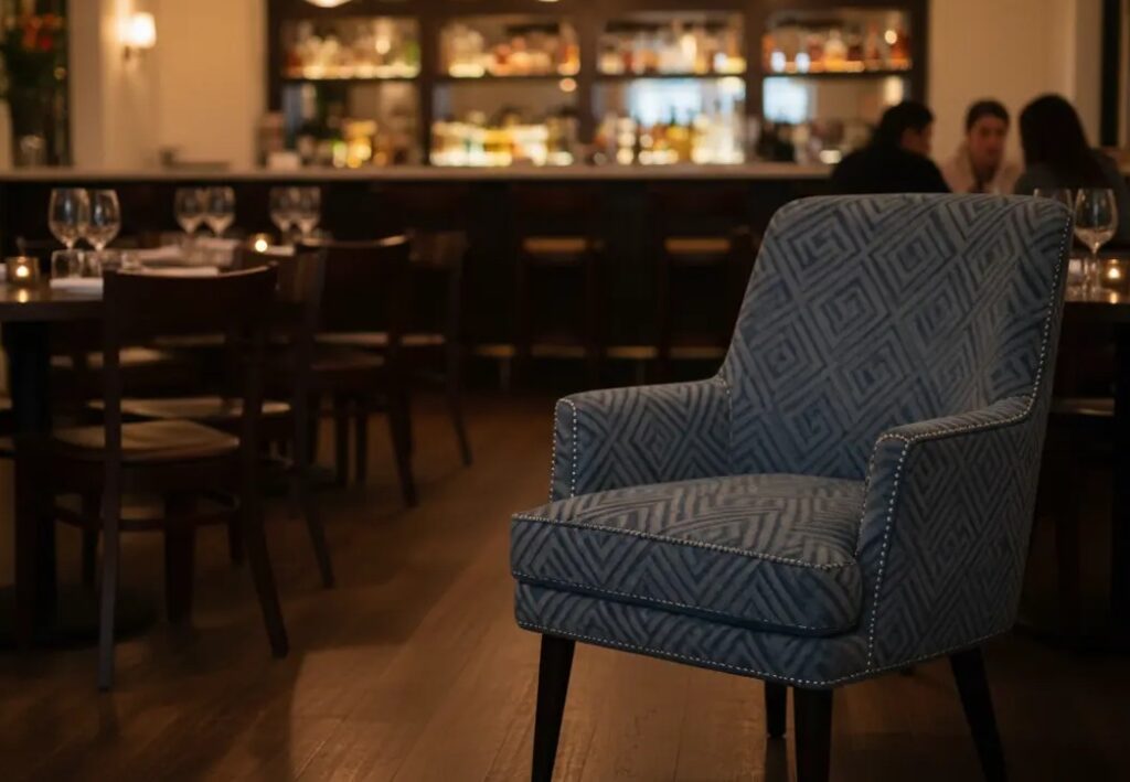 Fauteuil à motif géométrique dans un restaurant.