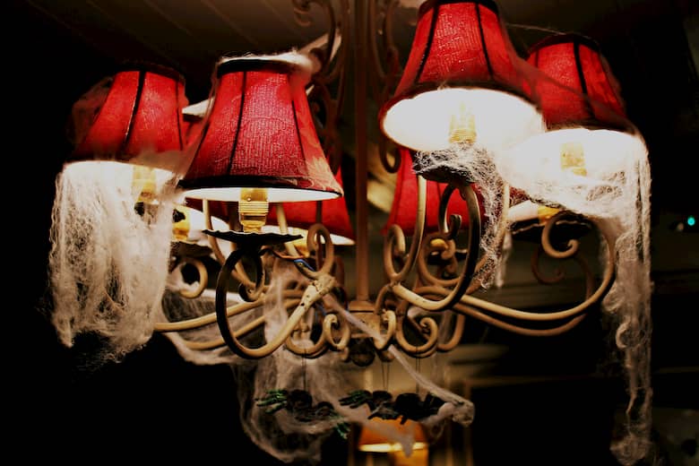 decoración lamparas colgantes en halloween en un bar o restaurante