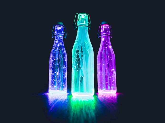 botellas iluminadas para decoración navideña en bares y pubs