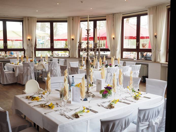 decoración de restaurante con colores blancos