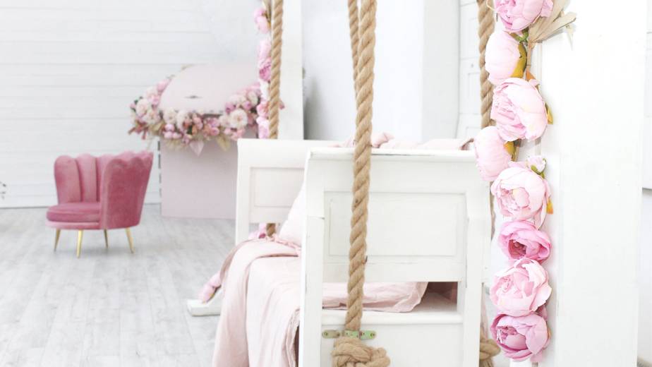 Tonos rosados y acogedores en las habitaciones con decoración romántica