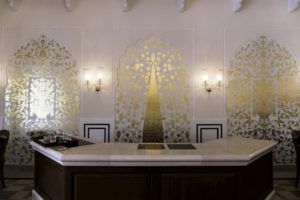 Recepción de un hotel con decoración oriental