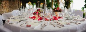 mesa decorada con pétalos para boda