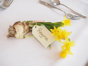 Identificador con ramillete de flores para cada invitado