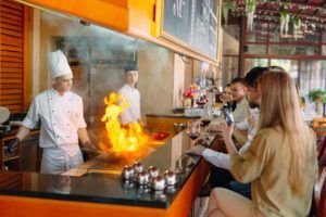 Cocina abierta en un restaurante
