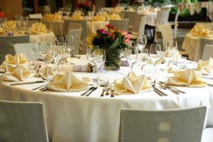 Montaje de mesas para banquete
