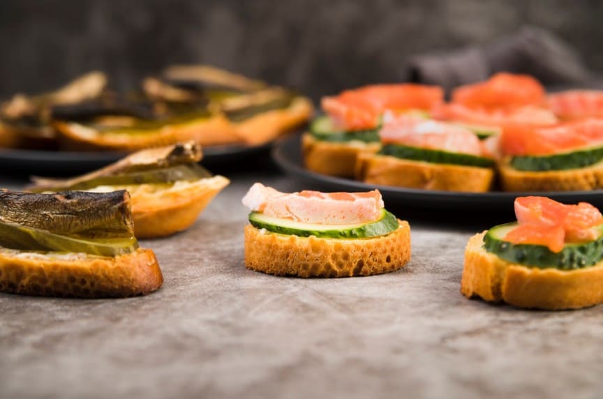 Varias tapas fáciles frías para negocios de hostelería