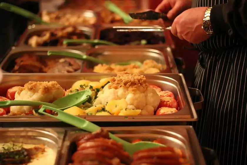 Trucos de decoracion para un buffet con cubiertos de colores